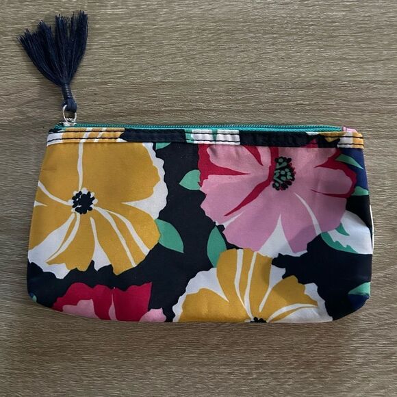 NWOT … MODELLA Cosmetic / Makeup Bag with Floral Design - Picture 1 of 4
